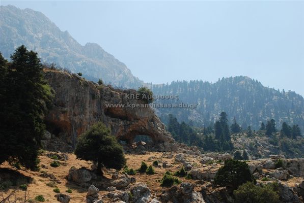 giona_-_sykia_-_zoodoxos_pigi_-_caves_in_limestone